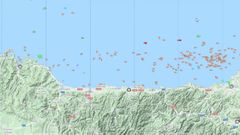 A las nueve y media de la ma�ana de este martes, el mapa de MarineTraffic indica que los pesqueros, se�alizados con s�mbolos naranja, se han desplazado hacia el este, siguiendo al bocarte que el lunes, con un banco colosal, concentr� a casi toda la flota cerquera frente a A Mari�a. Ahora faenan a la altura de Avil�s, en Asturias