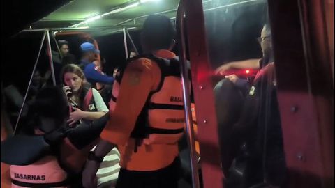 La valenciana Andrea Ortu&ntilde;o, superviviente, madre y esposa de los desaparecidos, habla por tel&eacute;fono tras ser rescatada