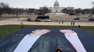 Una gran foto de Trump y Epstein, colocada por activistas frente al Capitolio, en Washington