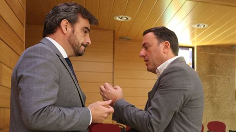 El vicepresidente segundo de la Xunta, Diego Calvo, y el secretario general del PSdeG, Valentn Gonzlez Formoso, hablan durante el debate en el Parlamento gallego. Calvo present la semana pasada la propuesta de ley del Gobierno gallego para regular el sector del juego. 