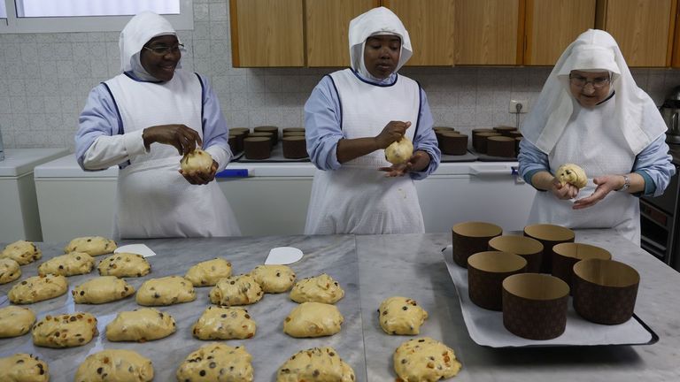 Mara Farida, Mara Victoria y Mara Jos, las tres religiosas que crearon la receta del panetone