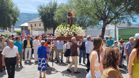 El santo en el atrio de la iglesia de Fontei.