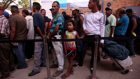 Ciudadanos venezolanos cruzan a diario la frontera entre su pas y Colombia para recibir una racin de comida en el comedor Divina Providencia de Cculta 