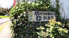 Un letreiro con pintadas pasando ao galego o top�nimo en castel�n. 