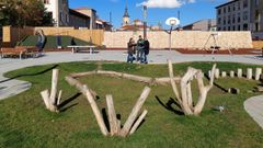 Iv�n Puentes, durante su visita a uno de los centros escolares d Vitoria con �patios verdes�