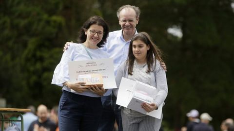 El director de La Voz de Galicia, Xos� Lu�s Vilela, entreg� el tercer premio al Mejor Periodista Juvenil en la categor�a de entrevista a Olivia Fink Prado, del instituto Pontepedri�a de Santiago, y a su profesora Maricarme Garc�a Ares