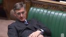 Un diputado se echa la siesta en el Parlamento brit�nico durante el debate clave del Brexit