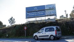 Los carteles anunciando nuevas promociones, como esta en A Pobra, comienzan a aflorar t�midamente.
