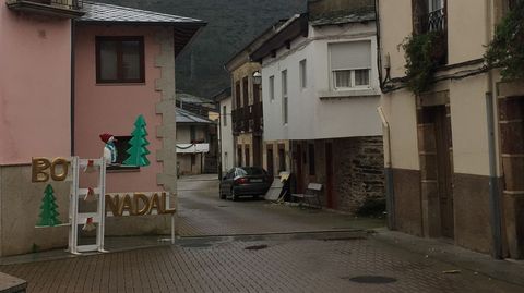 Las asociaciones San Cristbal y Sabugueiro colaboran con el alumbrado y la decoracin navidea en el Concello de A Ra