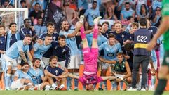 La plantilla del Celta, con Radu haciendo el pino, celebrando el triunfo ante el Racing de Santander.
