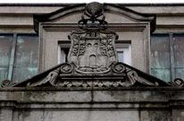 La corporaci�n salud� la llegada de Alfonso XII reponiendo la corona en el escudo del Concello. 