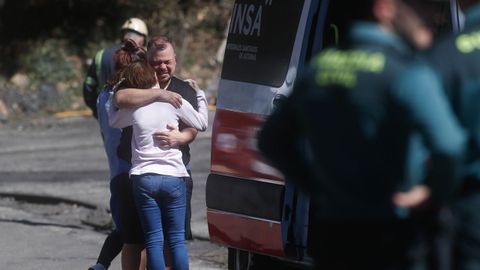 Familiares y amigos de las v�ctimas durante las labores de b�squeda de las v�ctimas del accidente en la mina de Cerredo, a 31 de marzo de 2025, en Dega�a, Asturias (Espa�a). Cinco personas han fallecido y otras cuatro han resultado heridas de consideraci�n en el accidente laboral registrado en una mina de Cerredo, Dega�a