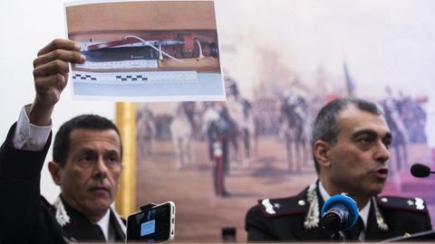 Los responsables de los carabineros muestran el cuchillo usado en el ataque del pasado viernes que se sald� con un agente muerto