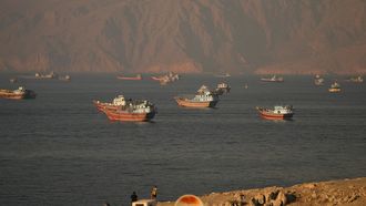 Barcos a la espera de poder salir del estrecho de Ormuz