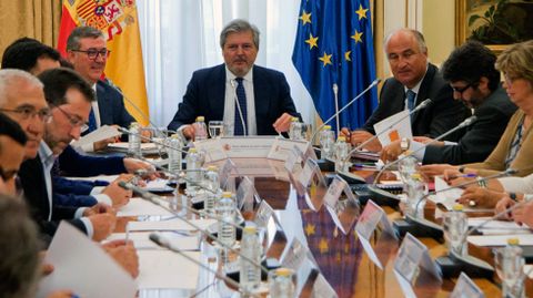 El ministerio ��igo M�ndez de Vigo presidenta una coferencia sectorial de Educaci�n, con el consejero asturiano, Genaro Alonso, en mitad de la mesa, a la izquierda.El ministerio ��igo M�ndez de Vigo presidenta una coferencia sectorial de Educaci�n, con el consejero asturiano, Genaro Alonso, en mitad de la mesa, a la izquierda