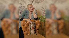 Flora Iglesias con uno de los dos galardones recogidos en Cuenca