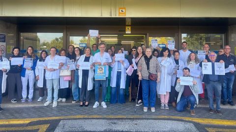 Los facultativos que secundan la huelga se concentraron ante la entrada del Hospital Público de Monforte