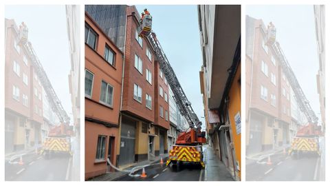 Ca�da de cascotes en un edificio de la calle M�ndez N��ez en Nar�n