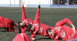 Los jugadores rojiblancos, en primer t�rmino Iv�n P�rez, Pablo S�nchez y Pav�n, ejercit�ndose en el campo de A Cheda.