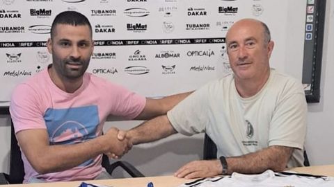 Paco Allo y Alberto Mariano sellan el acuerdo para la renovaci�n del lateral.