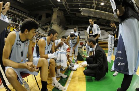 Los jugadores del Breog�n, durante un tiempo muerto en el encuentro contra el Huesca. 