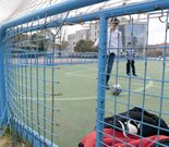 El riesgo de que alg�n ni�o se da�e de gravedad si tropieza y cae hacia la valla es m�s que evidente. 