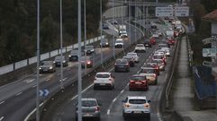 Las vas de entrada a Santiago se saturan cada maana, porque la ciudad recibe a 25.389 personas