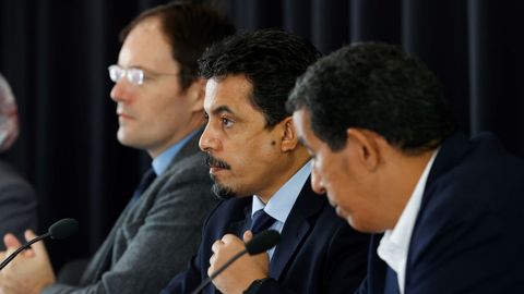 El abogado del Frente Polisario ante las instancias europeas, Manuel Devers (izquierda), el representante del Frente Polisario para Europa y la UE, Oubi Bucharaya (centro), y el delegado del Frente Polisario para Espa�a, Abdulah Arabi (derecha), durante la rueda de prensa ofrecida este viernes en Madrid para analizar la sentencia europea contra los acuerdos UE-Marruecos