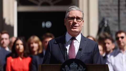 El primer ministro brit�nico saliente, Keir Starmer, pronuncia un discurso de despedida frente al n�mero 10 de Downing Street.