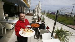 Antonio Castro, en una foto tomada hace un a�o en la terraza de uno de sus restaurantes, Casa Dami�n, junto a la playa focense de A Rapadoira