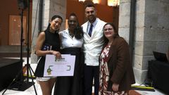 Claudia Jiang, ayer en Madrid con representantes de la Asociacin Nacional de Jvenes Diseadores, tras ganar el segundo premio del certamen estatal