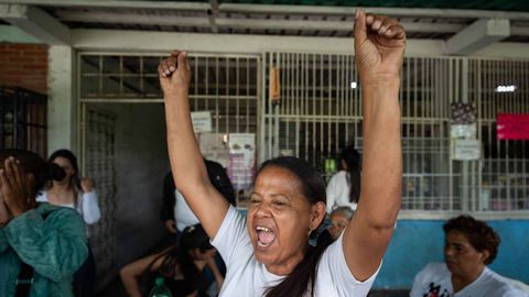 Una familiar de presos pol&iacute;ticos reacciona frente al centro penitenciario Rodeo I este s&aacute;bado, en Zamora estado de Miranda (Venezuela).