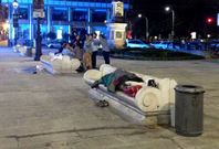 <span lang= es-es >De fiesta en el Obelisco</span>. Un grupo de j�venes celebrando un botell�n en la calle,  en el entorno del Obelisco, hace unos d�as, mientras un mendigo duerme en el banco de al lado. 