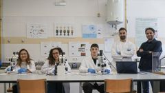 Vctor Moreira (a la derecha) con los alumnos en el laboratorio en el que identifican y toman datos de los ejemplares capturados