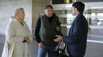 Los padres de Diego Bello y el abogado de la familia, antes de viajar a Filipinas para las primeras sesiones del juicio en el 2023