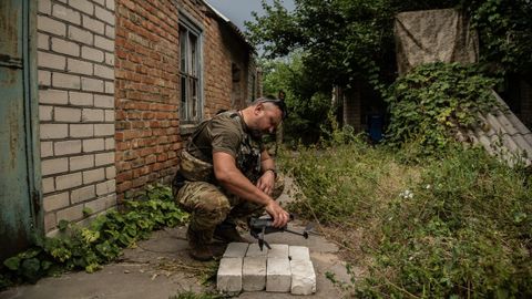 Un militar ucraniano manipula un dron en la regi�n de Jers�n, a pocos kil�metros del frente
