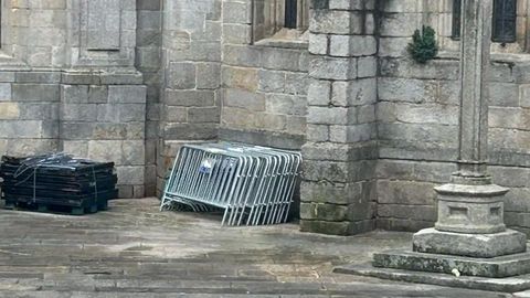 El den dice que se apoyaron vallas y otras estructuras contra la fachada de la Catedral