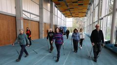 Alumnos del Programa de Maiores de la Universidade de Vigo, practicando marcha nrdica en la Facultade de Ciencias da Educacin e do Deporte de Pontevedra, en marzo del 2024