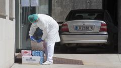 Recogida de alimentos y bebidas a la entrada de la residencia de mayores de O Incio