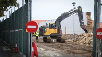 Trabajos de derribo de la muralla del Arsenal Militar de Ferrol, a la altura de la alameda del Carb�n.