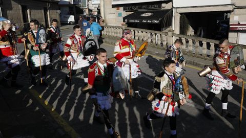 Os felos percorren Maceda.A comitiva co personaxe do entroido tradicional estn a percorrer os pobos do municipio e a Serra de San Mamede