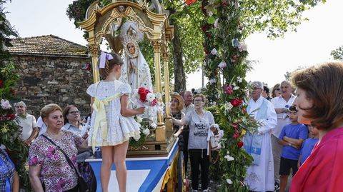 Los fieles acompañaron a la virgen.