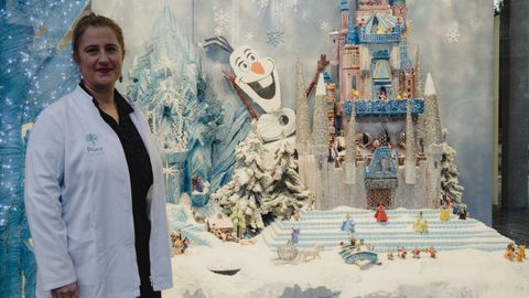 En el escaparate de Rosa Pez hay nieve, est Olaf y el castillo de Disney