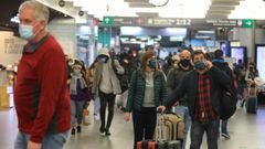 Viajeros en la estaci�n de Atocha, en Madrid
