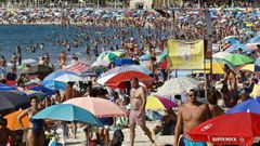 Miles de�vigueses se refrescan en Samil