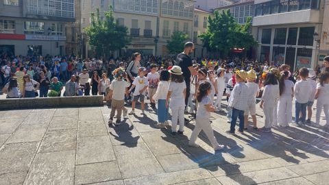 Alumnos del Colexio Novo prepar�ndose para actuar ante el numeroso p�blico