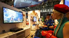 Dos mujeres, disfrazadas de personajes de �Streetfighter�s� mientras juegan a este en la Play Station