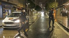 Una patrulla de la Polic�a Local de Santiago, en una imagen de archivo, vigilando las fiestas nocturnas en pisos