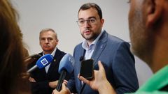 El presidente del Principado de Asturias, Adrin Barbn, atiende a los medios en Parres.