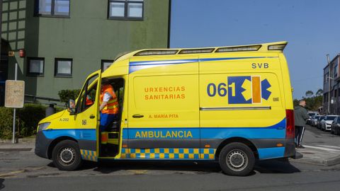 Una unidad de soporte vital b�sico en la ma�ana de ayer junto al centro m�dico de Carballo.